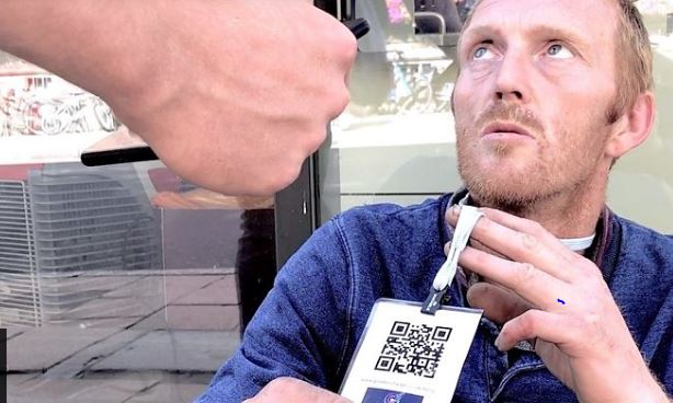 Бирка с QR-кодом для бездомных